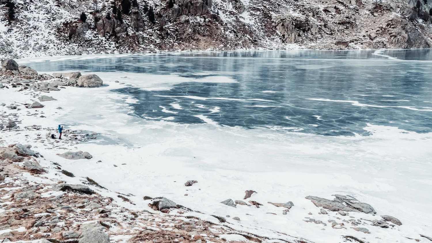 Lac de montagne au Mercantour, une silhouette discrète en bas à gauche