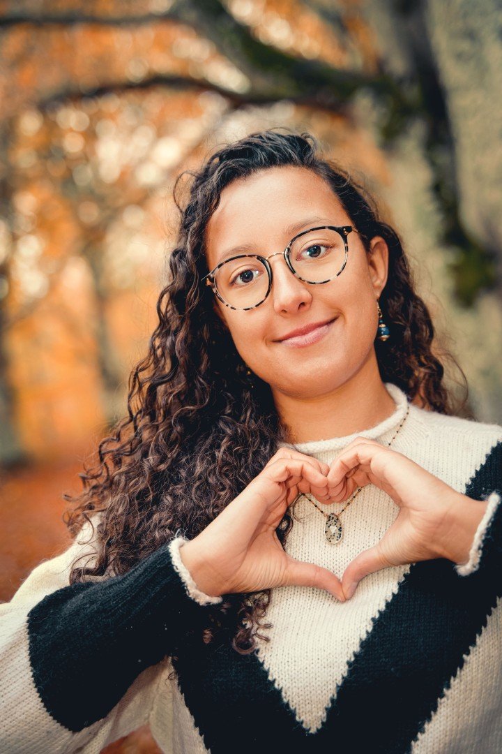 Portrait d’une personne formant un cœur avec ses mains